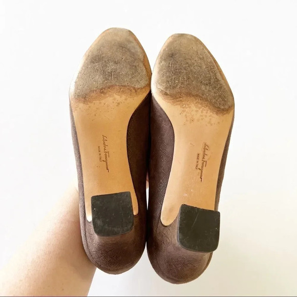 Salvatore Ferragamo Taupe Textured Leather Curved Heel Pumps Metallic Size 8 - Picture 3 of 11